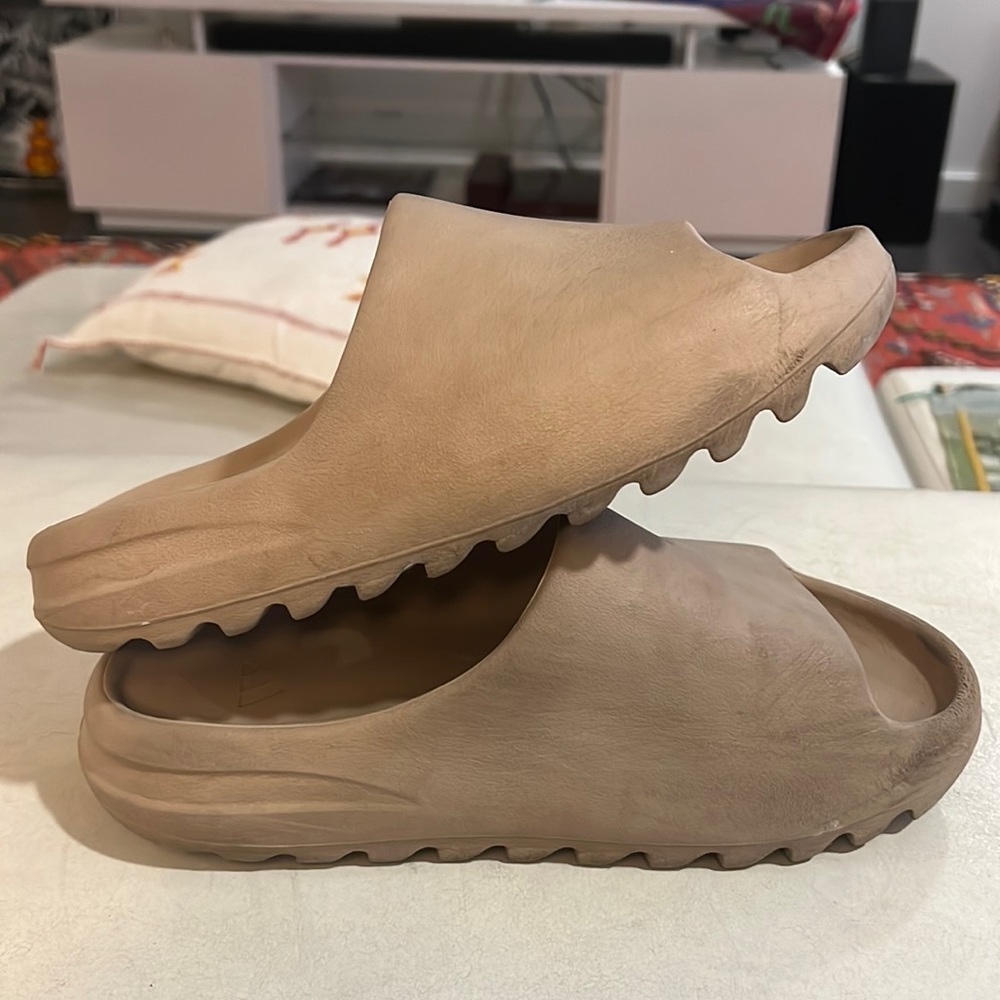 ADIDAS YEEZY SLIDES SIZE 9 “DESERT SAND”